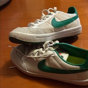 Nike Sneakers in White and Green women’s size 6